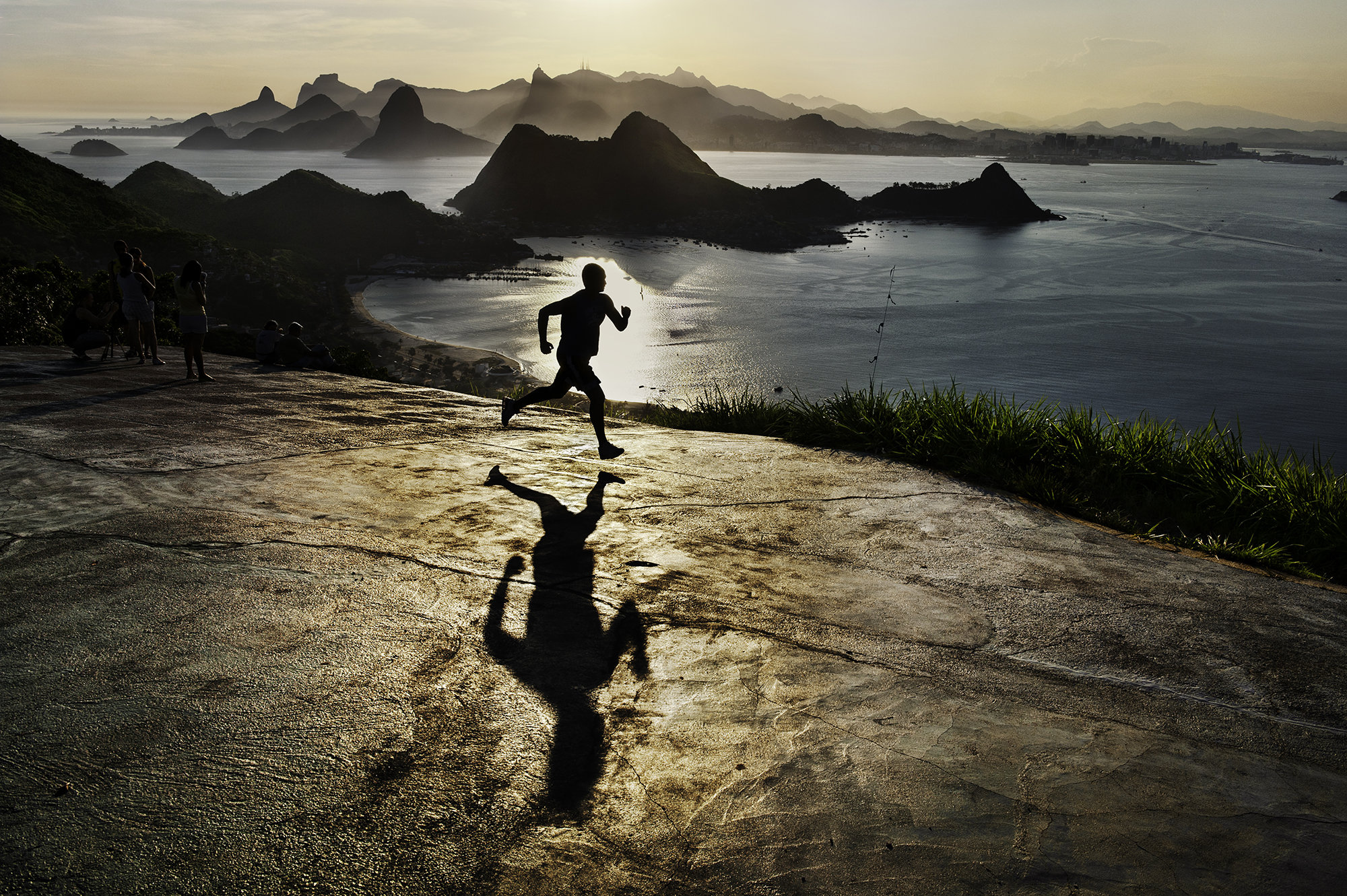 Man Runs at Dawn (Brazil)